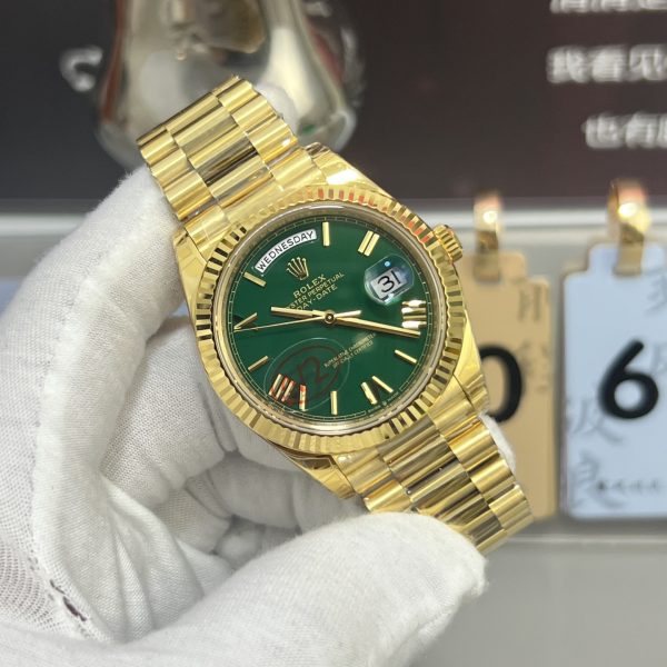 VS Factory Rolex Day-Date 40 Yellow Gold Green Roman Dial (228238) V2 — detail view 3