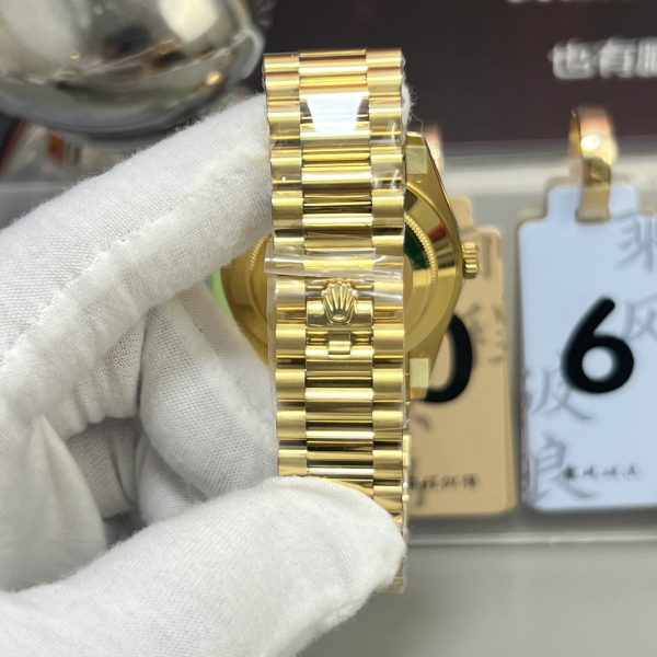 VS Factory Rolex Day-Date 40 Yellow Gold Green Roman Dial (228238) V2 — detail view 6