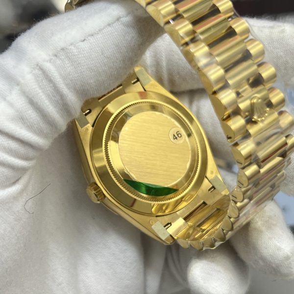 VS Factory Rolex Day-Date 40 Yellow Gold Green Roman Dial (228238) V2 — detail view 4