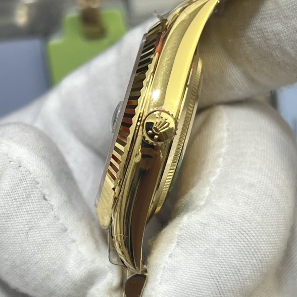VS Factory Rolex Day-Date 40 Yellow Gold Green Roman Dial (228238) V2 — detail view 5