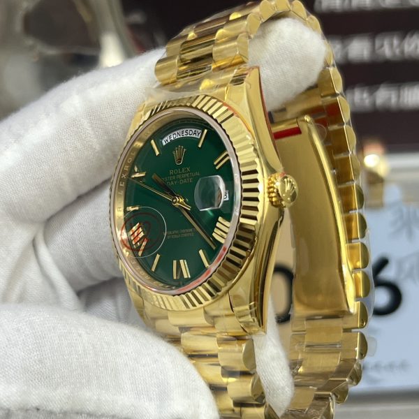 VS Factory Rolex Day-Date 40 Yellow Gold Green Roman Dial (228238) V2 — detail view 2