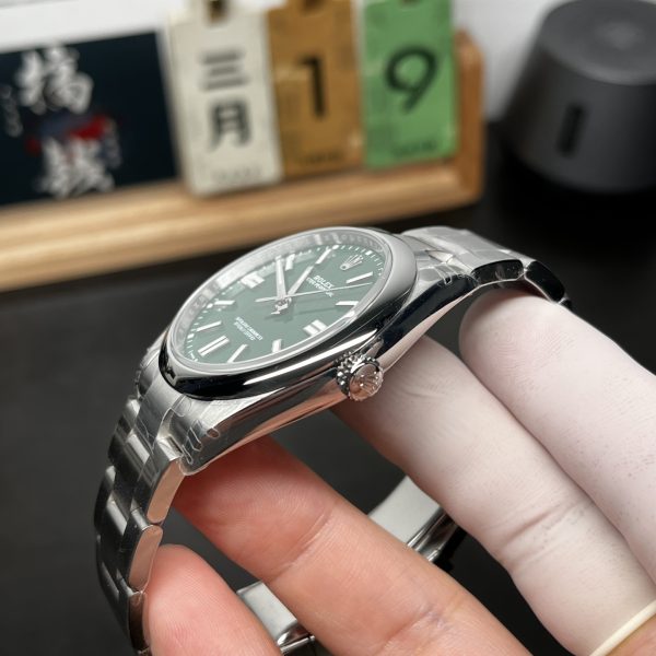 VS Factory Rolex Oyster Perpetual 41mm “Rolex Green” Lacquer Dial Smooth Bezel Oyster Bracelet (124300) — detail view 3