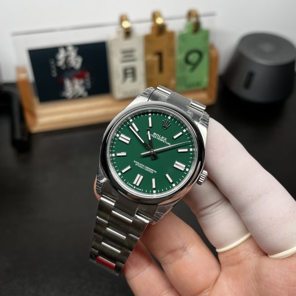 VS Factory Rolex Oyster Perpetual 41mm “Rolex Green” Lacquer Dial Smooth Bezel Oyster Bracelet (124300) — detail view 2