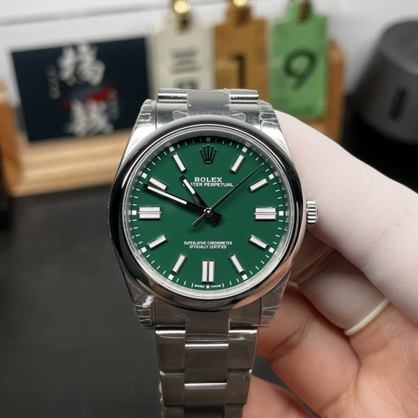 VS Factory Rolex Oyster Perpetual 41mm “Rolex Green” Lacquer Dial Smooth Bezel Oyster Bracelet (124300) — front product view