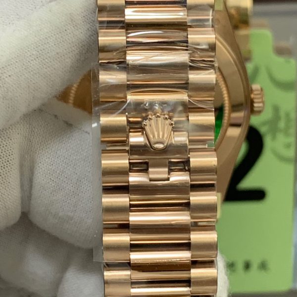 VS Factory Rolex Day-Date 40 Everose Gold White Baguette Diamond Dial (228235) V2 — detail view 4
