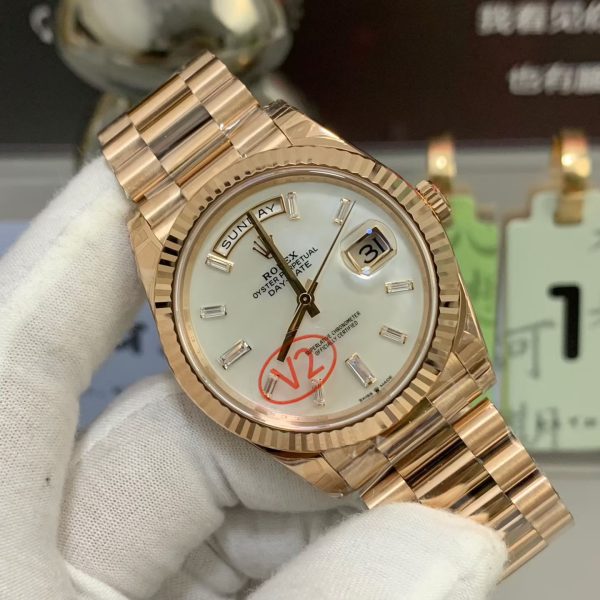 VS Factory Rolex Day-Date 40 Everose Gold White Baguette Diamond Dial (228235) V2 — detail view 3