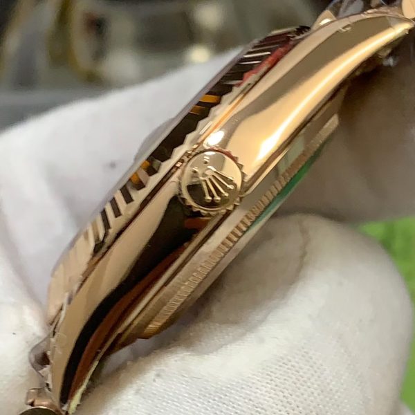 VS Factory Rolex Day-Date 40 Everose Gold White Baguette Diamond Dial (228235) V2 — detail view 6