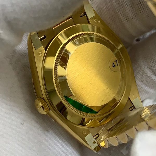 VS Factory Rolex Day-Date 40 Yellow Gold White Baguette Diamond Dial (228238) V2 — detail view 6