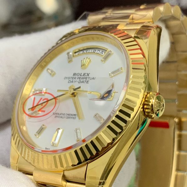 VS Factory Rolex Day-Date 40 Yellow Gold White Baguette Diamond Dial (228238) V2 — detail view 2