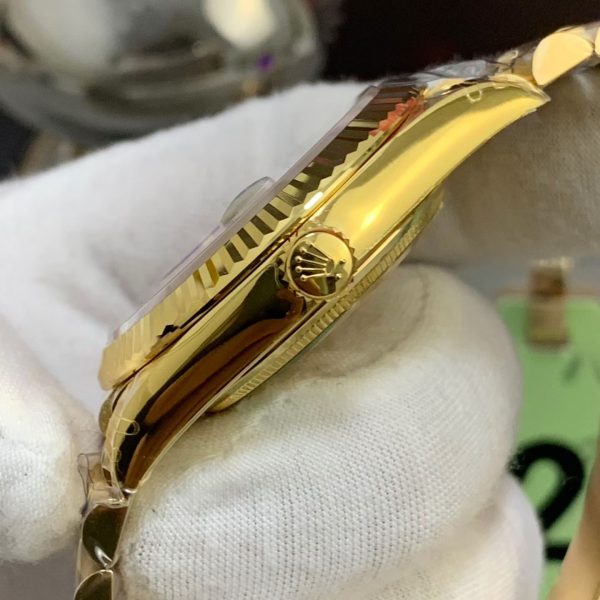 VS Factory Rolex Day-Date 40 Yellow Gold White Baguette Diamond Dial (228238) V2 — detail view 4