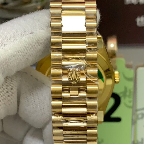 VS Factory Rolex Day-Date 40 Yellow Gold White Baguette Diamond Dial (228238) V2 — detail view 5