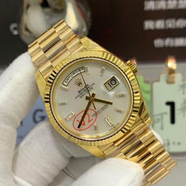 VS Factory Rolex Day-Date 40 Yellow Gold White Baguette Diamond Dial (228238) V2 — detail view 3