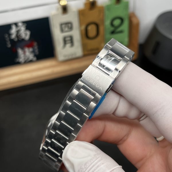 VS Factory Omega Seamaster Aqua Terra 150M 34mm Shell Pink Dial Smooth Bezel (220.10.34.20.10.003) –… — detail view 4