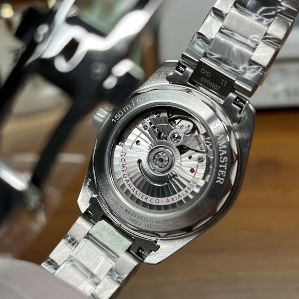 VS Factory Omega Seamaster Aqua Terra 150M 39.2mm Silver Dial Blued Hour Markers and Hands Smooth Bezel… — detail view 6