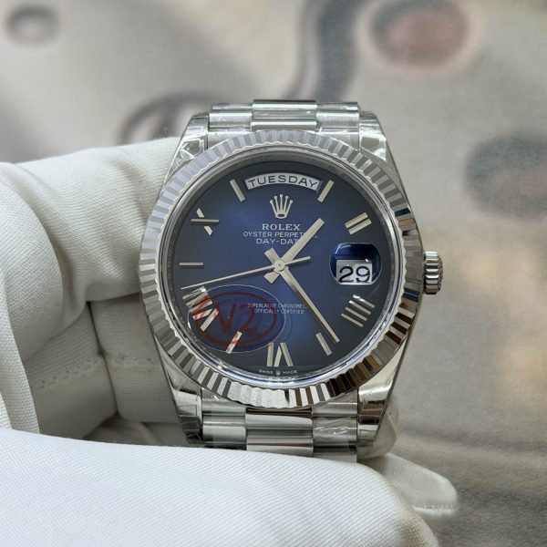 VS Factory Rolex Day-Date 40mm White Gold Gradient Blue Roman Dial (228239) — detail view 1