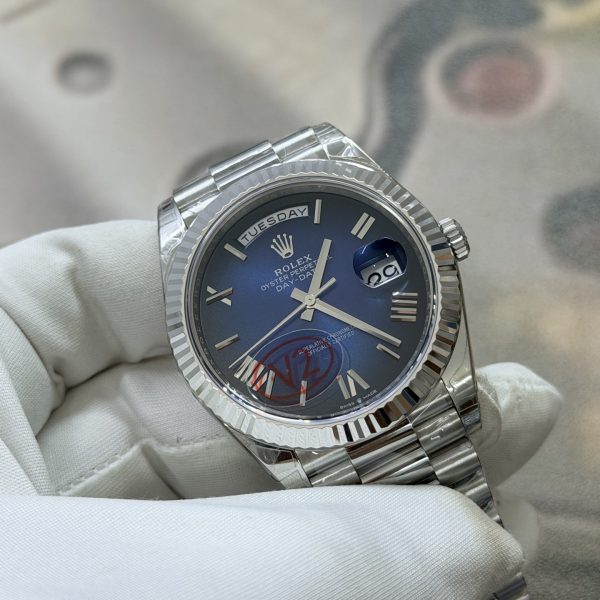 VS Factory Rolex Day-Date 40mm White Gold Gradient Blue Roman Dial (228239) — detail view 4