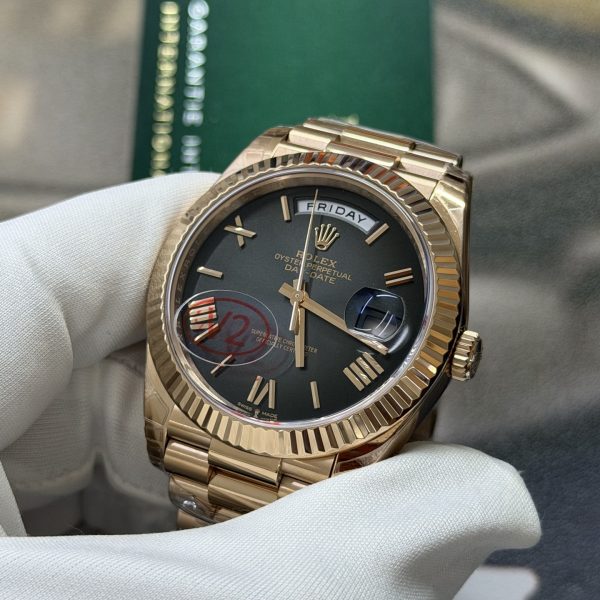 VS Factory Rolex Day-Date 40mm Everose Gold Ombré Grey Roman Dial (228235) — detail view 2