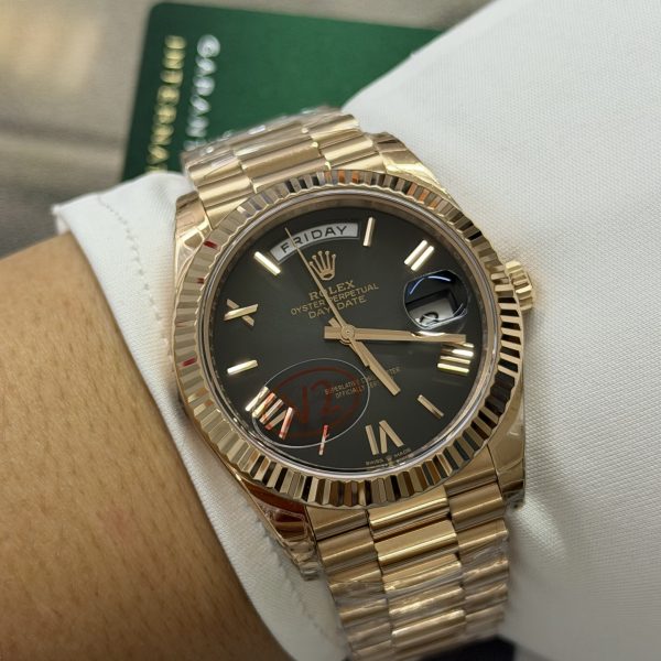 VS Factory Rolex Day-Date 40mm Everose Gold Ombré Grey Roman Dial (228235) — detail view 4
