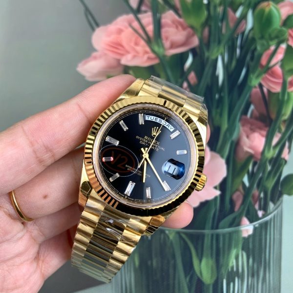 VS Factory Rolex Day-Date 40 Yellow Gold Black Baguette Diamond Dial (228238) V2 — detail view 2