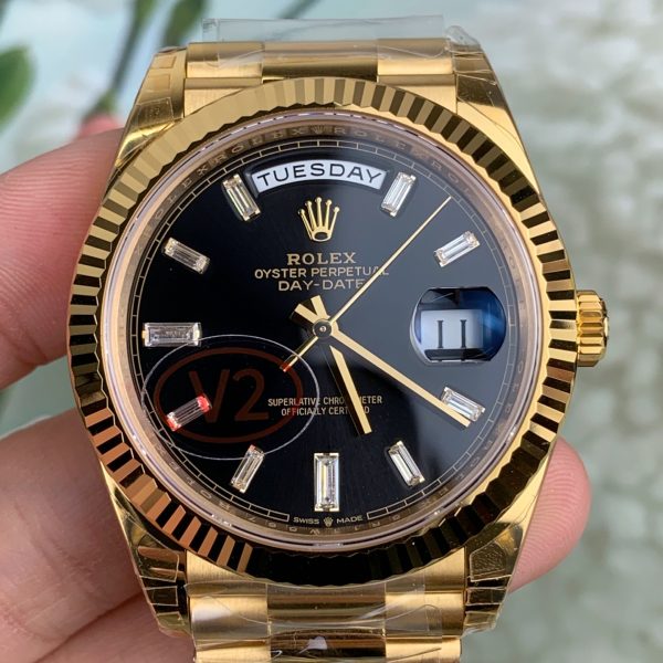 VS Factory Rolex Day-Date 40 Yellow Gold Black Baguette Diamond Dial (228238) V2 — detail view 1