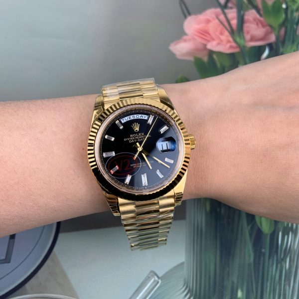 VS Factory Rolex Day-Date 40 Yellow Gold Black Baguette Diamond Dial (228238) V2 — detail view 5