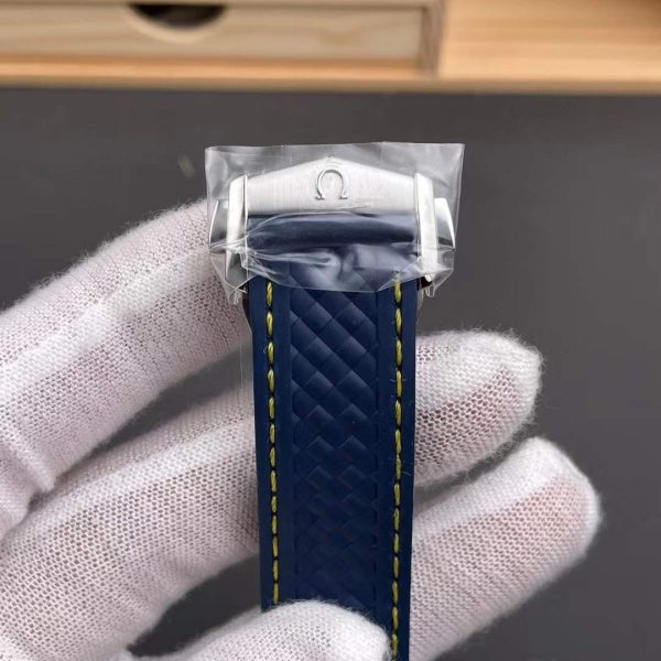 VS Factory Omega Seamaster Aqua Terra 150M 41mm Blue Dial Smooth Bezel Yellow Seconds Hand… — detail view 8