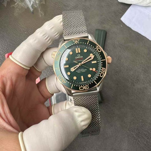 VS Factory Omega Seamaster Diver 300M 42mm “Green / Titanium & Bronze Gold” (210.90.42.20.10.001) — detail view 2