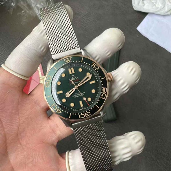 VS Factory Omega Seamaster Diver 300M 42mm “Green / Titanium & Bronze Gold” (210.90.42.20.10.001) — detail view 4