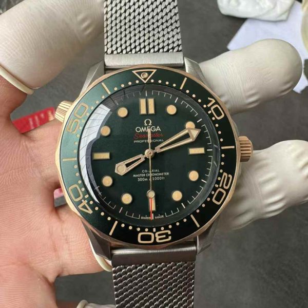 VS Factory Omega Seamaster Diver 300M 42mm “Green / Titanium & Bronze Gold” (210.90.42.20.10.001) — detail view 1