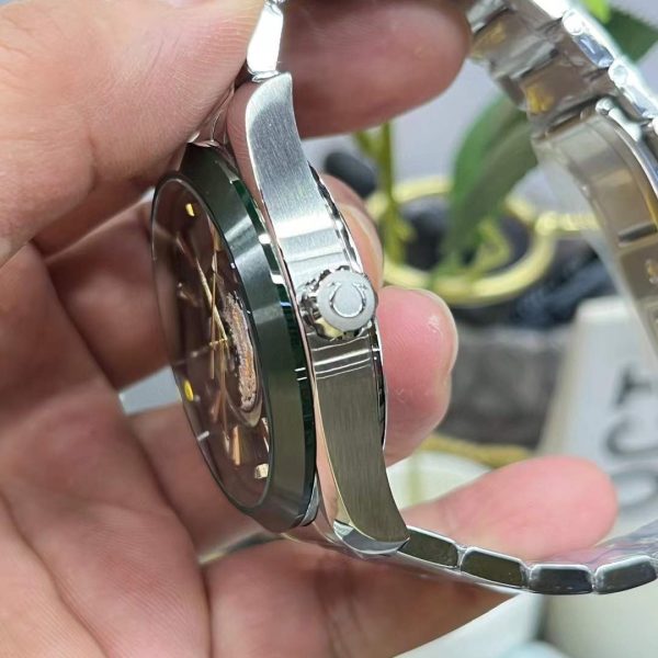 VS Factory Omega Seamaster Aqua Terra 150M GMT Worldtimer 43mm Green Dial Green Ceramic Bezel… — detail view 6