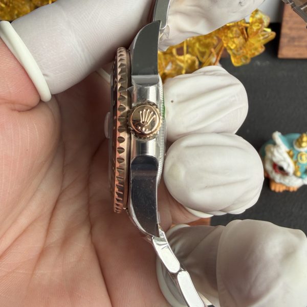 VS Factory Rolex GMT-Master II “Root Beer” Two-Tone Everose Gold Brown/Black Oyster Bracelet (126711chnr) — detail view 4